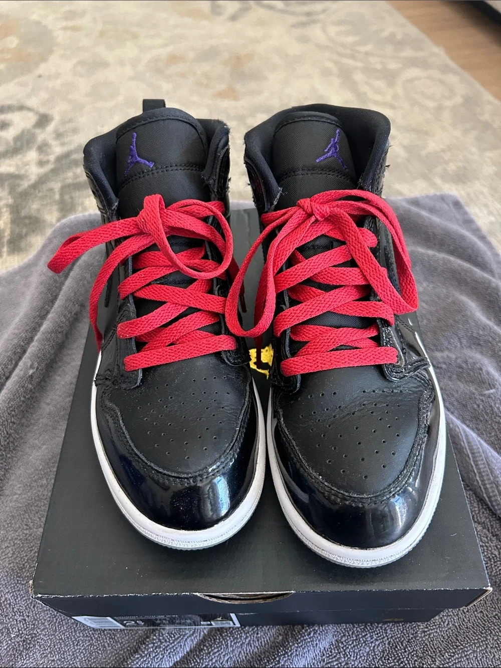 Boys’ Jordan 1 Mid SE Black High-Top Sneakers with Red Laces in 2.5
